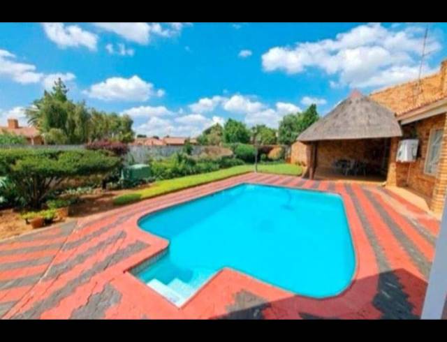 5 BEDROOM HOUSE FOR SALE IN MMABATHO UNIT 6